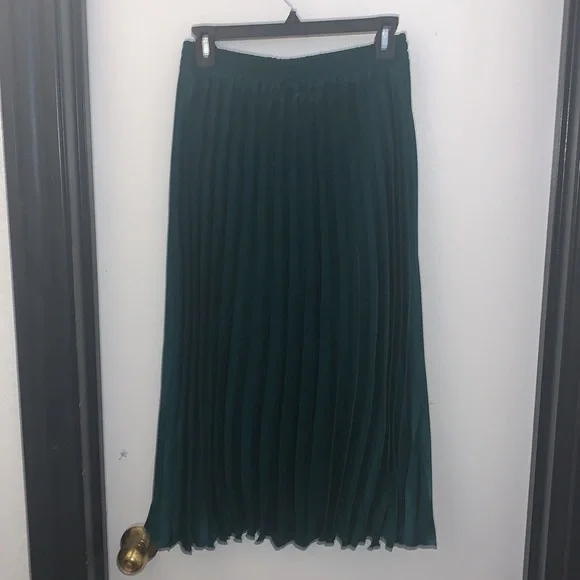 NWT Max Studio Green Accordion Pleated Midi Skirt in Size Medium - Picture 4 of 4
